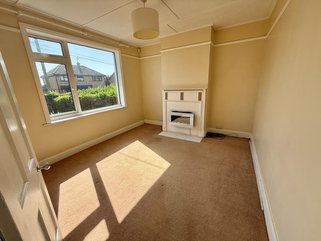 Lot: 56 - THREE-BEDROOM SEMI-DETACHED HOUSE - Living room